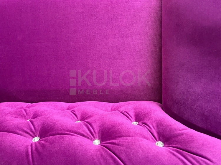 Purpurowa Sofa z Eleganckim Pikowaniem Swarovski na wygodnym oparciu i miękkie siedzisko.