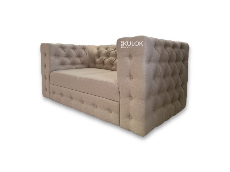 sofa dwuosobowa z niskimi nogami beżowa zbliżenie na tkaninę