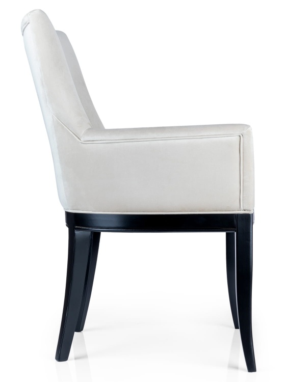 Monte Pik – boczny profil eleganckiego krzesła tapicerowanego z podłokietnikami, tkanina welurowa odporna na plamy i zwierzęta, nogi z litego drewna bukowego