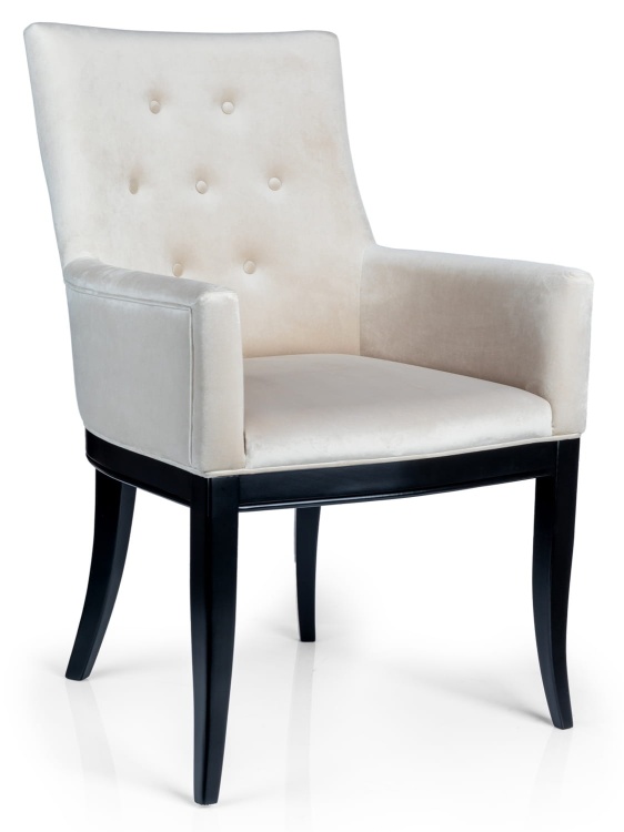 Zbliżenie na krzesło Monte Pik – wysokie oparcie z ozdobnym pikowaniem i guzikami, jasna tkanina velvet premium, siedzisko z pianki T35