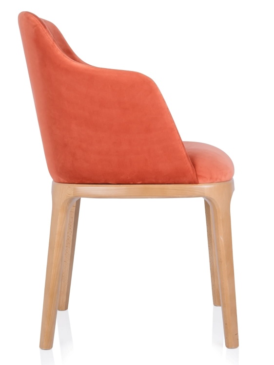 Krzesło kubełkowe Ravalo z podłokietnikami – profil boczny, tapicerka w kolorze ceglastym, drewniane nogi, nowoczesny design