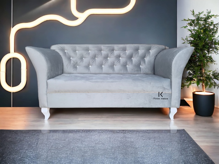 Skandynawska Sofa Chester Lux 2-osobowa - Rzeźbione Nogi Ludwik, Elegancja Pikowanego Wykończenia, Szarość Prestiżu