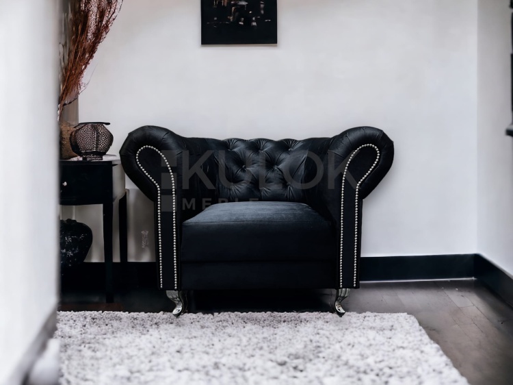 Fotel Ludwik w salonie nowoczesnym i klasycznym. Fotel Ludwik Chesterfield - Elegancja Ludwika i Komfort Chesterfield w Czarnym Velvet z Pikowanym Wysokim Oparciem, Srebrnymi Metalowymi Nogami i Ozdobnymi Listwami Glamour