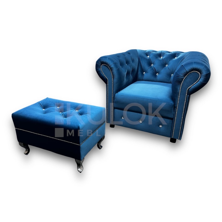Zestaw wypoczynkowy glamour w stylu chesterfield. Niebieski komplet mebli tapicerowanych do salonu pikowany kryształkami z dodatkami srebra. Tkanina obiciowa Magic Velvet 2203.