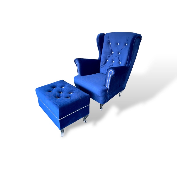 Zestaw wypoczynkowy fotel uszak z podnóżkiem w granatowym welurze z kryształami w stylu glamour na nogach typu ludwik srebrne metalowe.