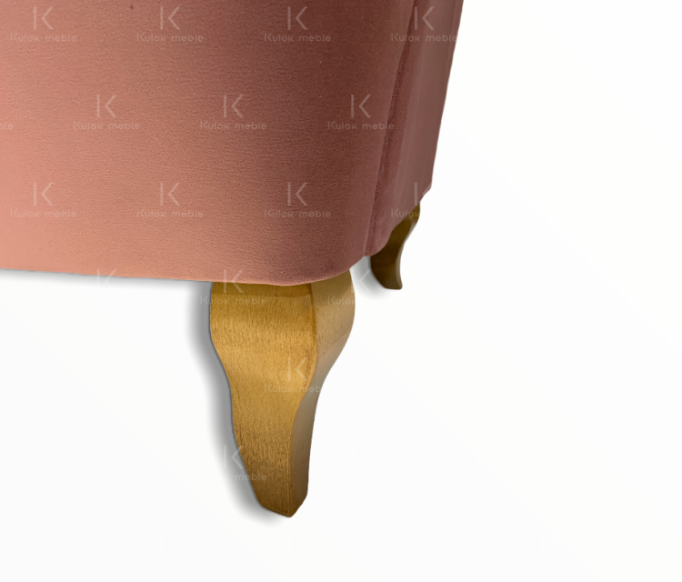 Brudnoróżowy Uszak - nogi w odcieniu orzech jasny dodające uroku w każdym detalu.