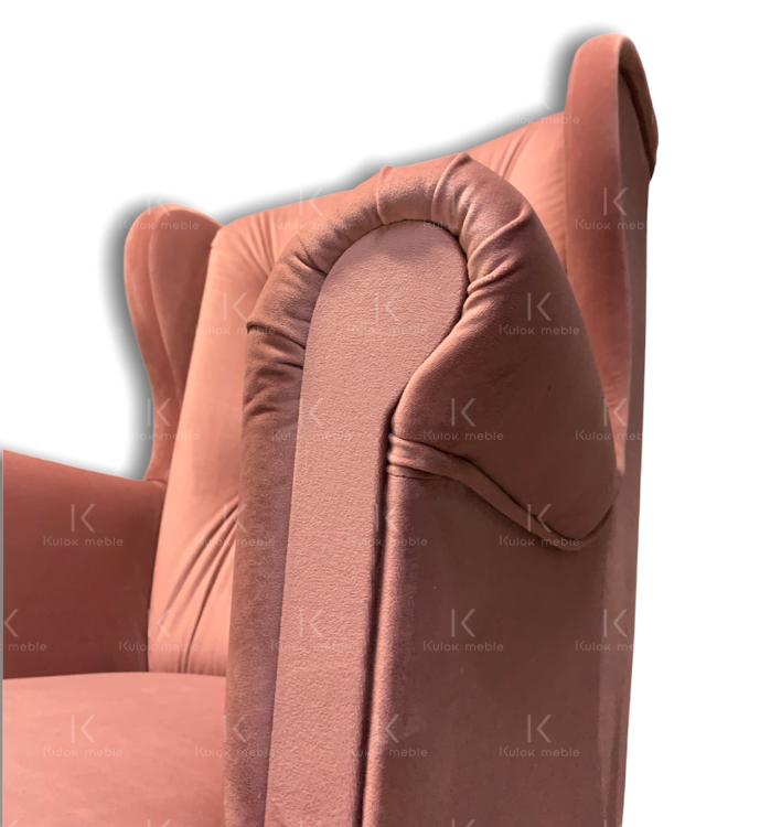 Brudny Róż Fotel Uszak - Eleganckie nogi i pikowany design dla luksusowego wnętrza.