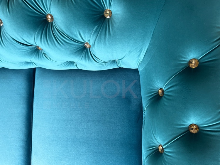 Złoto-brązowe Kryształy - Niebieska Sofa Chesterfield