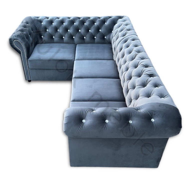 Narożnik Chesterfield Belvedere w głębokim szarym Amor Velvet 4320, z pikowaniem kryształkami srebrnymi, ozdobnymi listwami i funkcją spania DL.