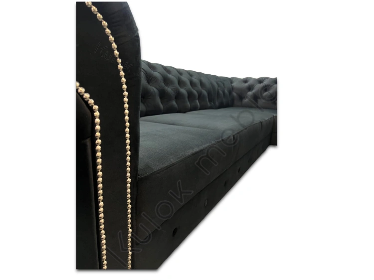 Klasyczny Design: Narożnik Chesterfield Ludwik ze srebrnymi ćwiekami na boczkach.