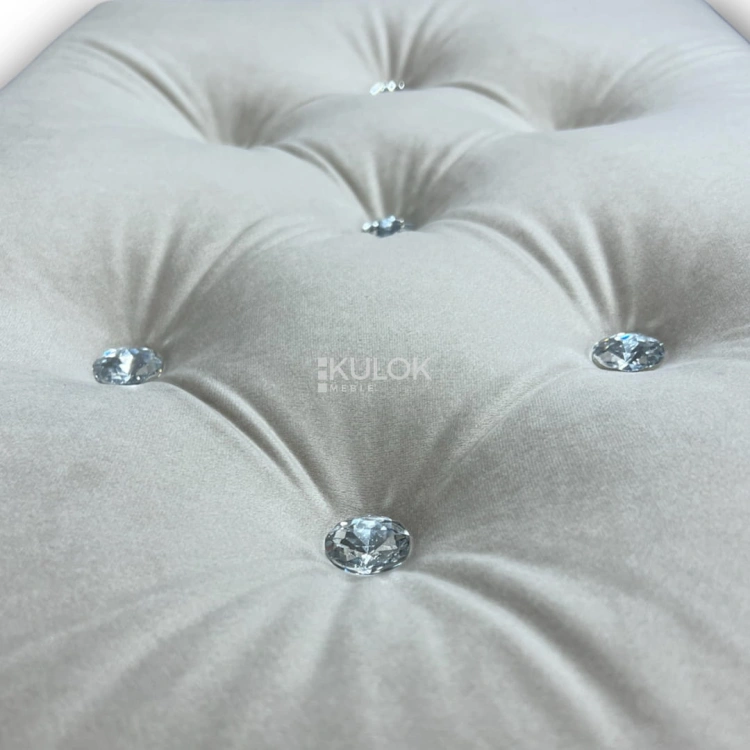 Kryształkowe dodatki w podnóżku Chesterfield