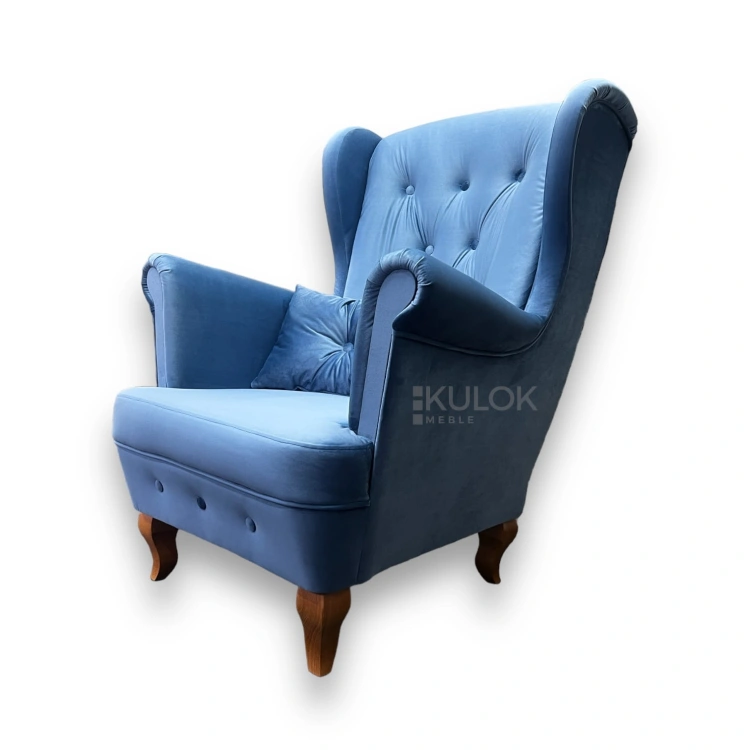 Elegancki fotel do salonu w kobaltowym kolorze tkaniny Magic velvet 2233 z guzikami.
