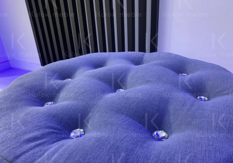Detale kryształków Swarovski na meblu