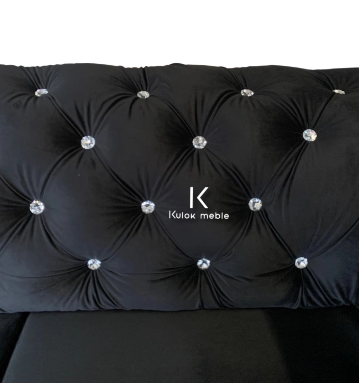 Czarna Sofa Chesterfield z subtelnymi kryształkami Swarovski.