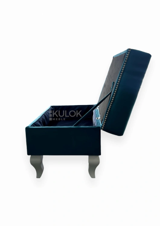 Turquoise mebel z ozdobami