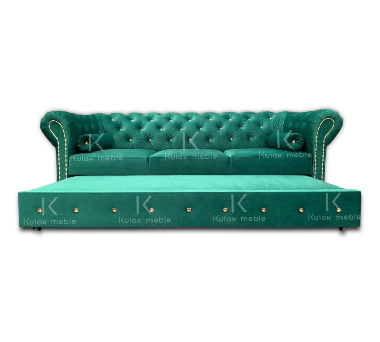 Intensywna butelkowa zieleń tkaniny Magic Velvet 2225 wyróżnia Sofę Chesterfield Glamour Warsaw 3 osobową, tworząc harmonię z naturą.