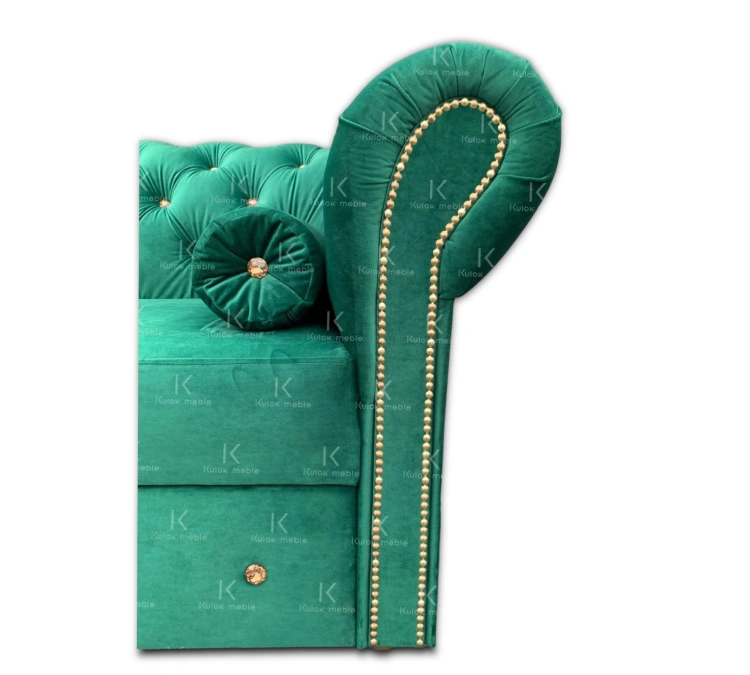 Magiczna butelkowa zieleń tkaniny Magic Velvet 2225 w Sofie Chesterfield  z listwami złotymi
