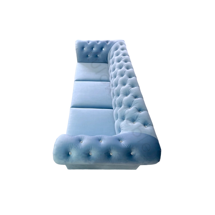 Komfort w delikatnym niebieskim odcieniu - Sofa Chesterfield TOKIO w Magic Velvet 2260.