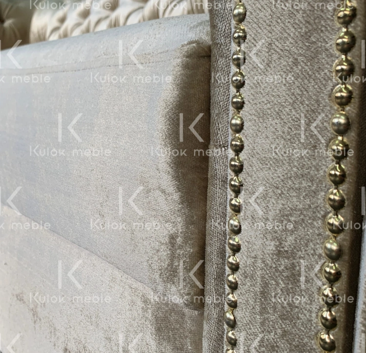 Ekskluzywny błysk i wyrafinowanie detali - sofa TOKIO w Gloss Velvet Złoto.