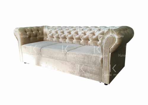Precyzyjne wykonanie i głębokie pikowanie - sofa Chesterfield TOKIO w Gloss Velvet Złoto.