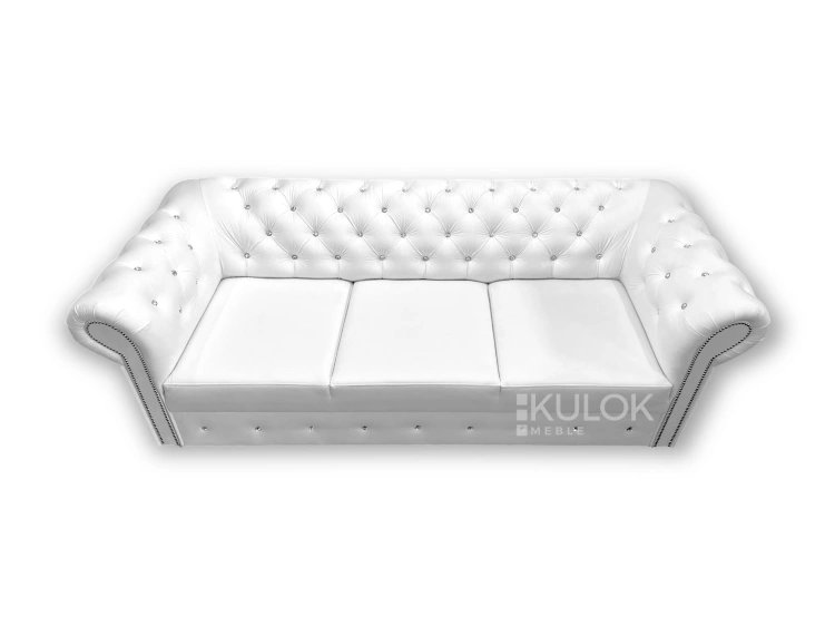 Wyjątkowy detal - kryształowe zdobienia Swarovski na oparciu sofy Chesterfield