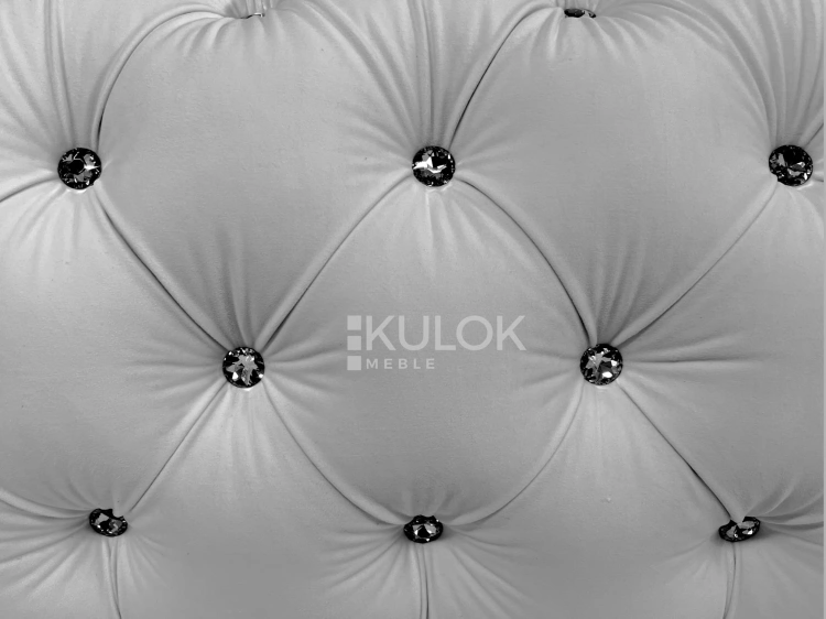 Wyjątkowy detal - kryształowe zdobienia Swarovski na oparciu sofy Chesterfield