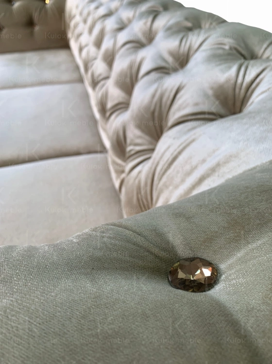 Błyszcząca tkanina Gloss Velvet Złoto podkreśla wyjątkowy design sofy Chesterfield TOKIO.
