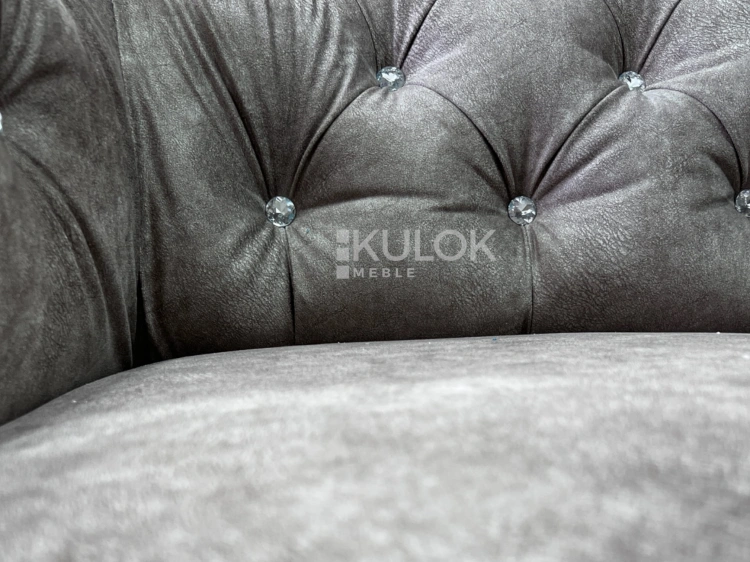 Sofa Chesterfield z wyjątkową jakością w kolorze szarym i z kryształkami