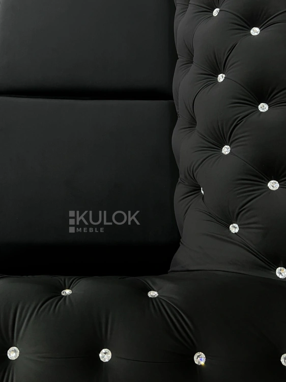 Szczegółowe zdjęcie pikowania oparcia kanapy Glamour z widocznymi kryształkami Swarovski.