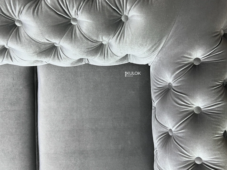 Pikowana sofa chesterfield srebrna wygodna do salonu