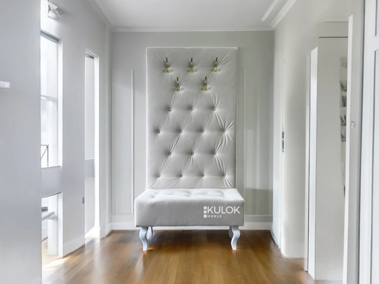 Garderoba Chesterfield Pikowana 130cm x 80cm ze Złotymi Wieszakami w realnym wnętrzu.