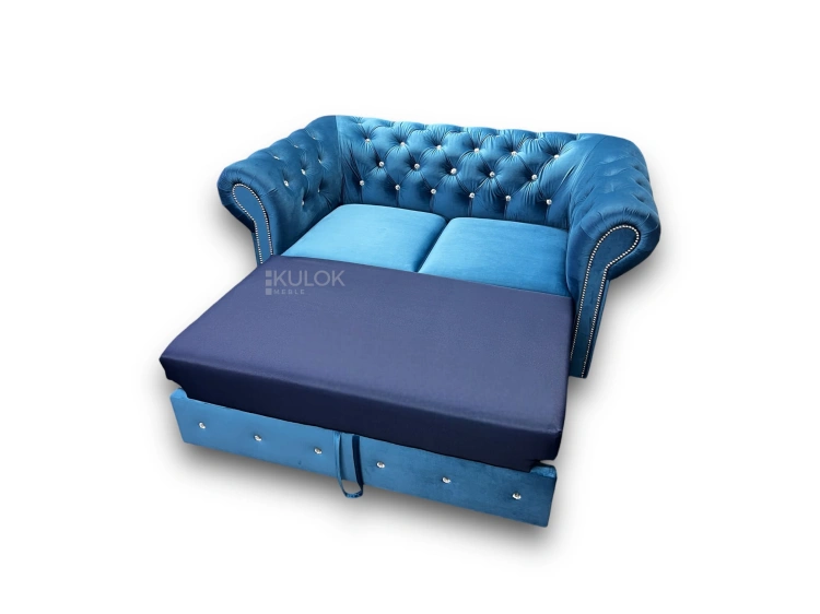 Sofa w stylu glamour, niebieska, pikowana, dwuosobowa, wykonana z luksusowego weluru, rozkładana z opcją spania.