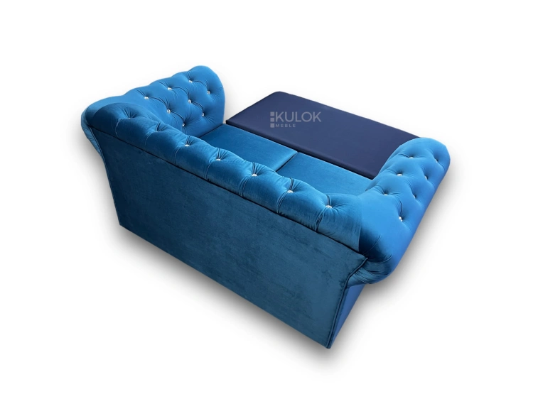 Niebieska pikowana sofa z weluru w stylu glamour, dwuosobowa, eleganckie zdobienia i funkcja spania, klasyczna Chesterfield do salonu.