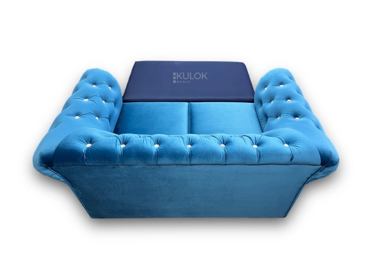 Sofa glamour w intensywnym niebieskim kolorze, pikowana, dwuosobowa, eleganckie wykończenie i funkcja rozkładania, z ozdobnymi guzikami.