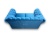 Elegancka niebieska sofa dwuosobowa z pikowanym oparciem w stylu Chesterfield, tapicerowana miękkim welurem, ozdobiona dekoracyjnymi guzikami.