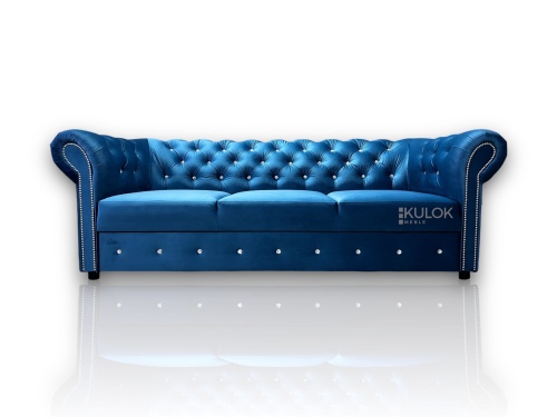 Trzyosobowa sofa chesterfield glamour w niebieskim welurze z kryształkami i funkcją spania.