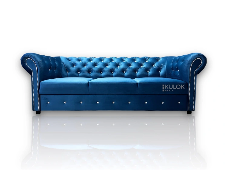 Trzyosobowa sofa chesterfield glamour w niebieskim welurze z kryształkami i funkcją spania.