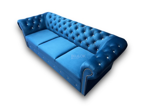 Elegancka sofa glamour 225 cm, pikowana, z ozdobnymi ćwiekami i funkcją spania.