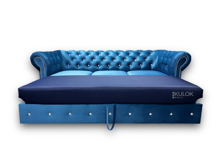 Sofa glamour w stylu chesterfield, trzyosobowa, z funkcją spania, wykończona kryształkami.