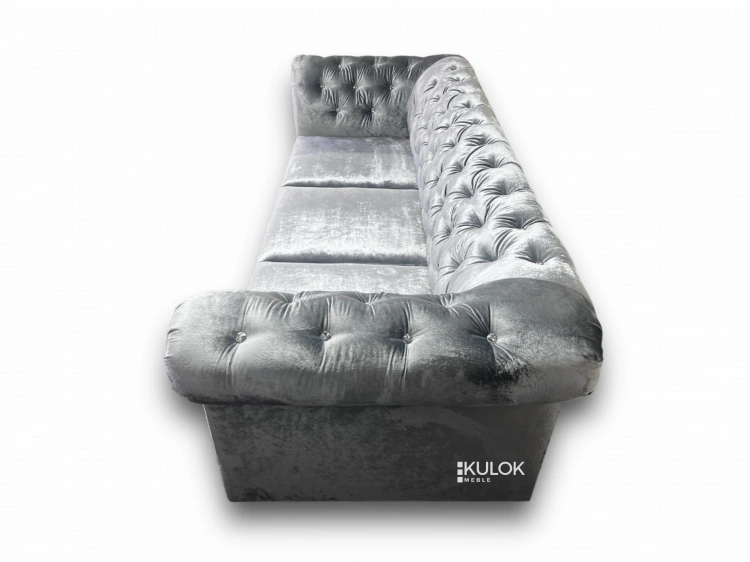Srebrna sofa glamour do salonu, pikowana kryształkami, rozkładana, styl chesterfield.