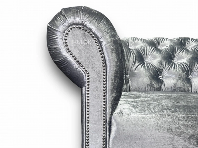 Srebrna sofa chesterfield glamour z kryształkami i funkcją spania.