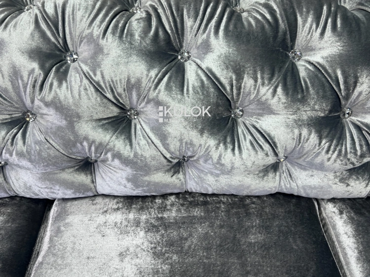 Lśniąca sofa glamour 3 osobowa w stylu chesterfield – srebrna, rozkładana. - pikowana kryształkami.