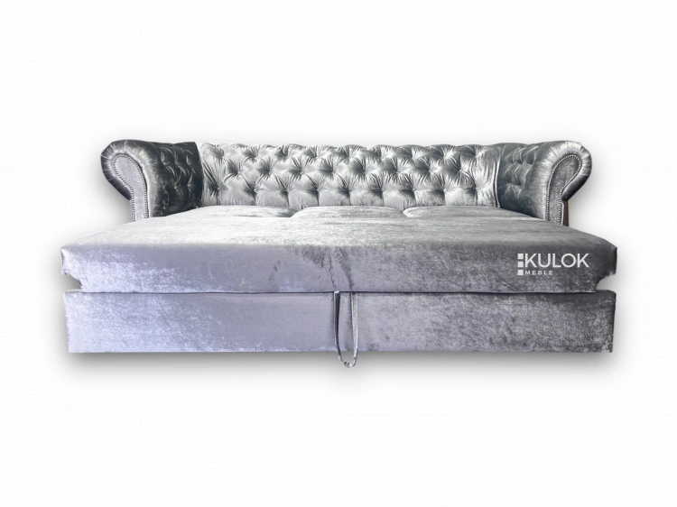 Srebrna sofa glamour w tkaninie Gloss Velvet – trzyosobowa, z funkcją spania.