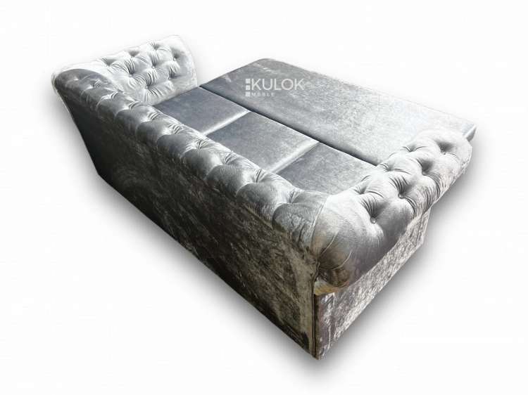 Ekskluzywna sofa glamour chesterfield – srebrna, lśniąca, pikowana kryształkami.