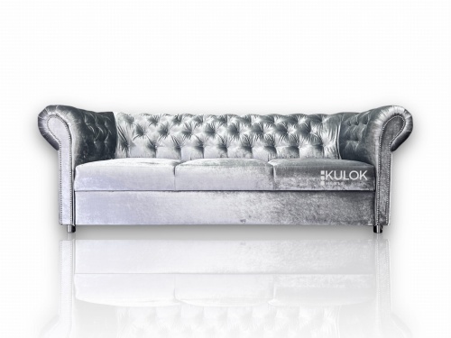 Srebrna sofa glamour chesterfield, rozkładana, pikowana kryształkami, w lśniącej tkaninie Gloss Velvet.