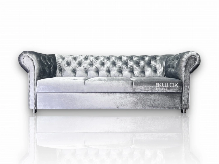 Srebrna sofa glamour chesterfield, rozkładana, pikowana kryształkami, w lśniącej tkaninie Gloss Velvet.