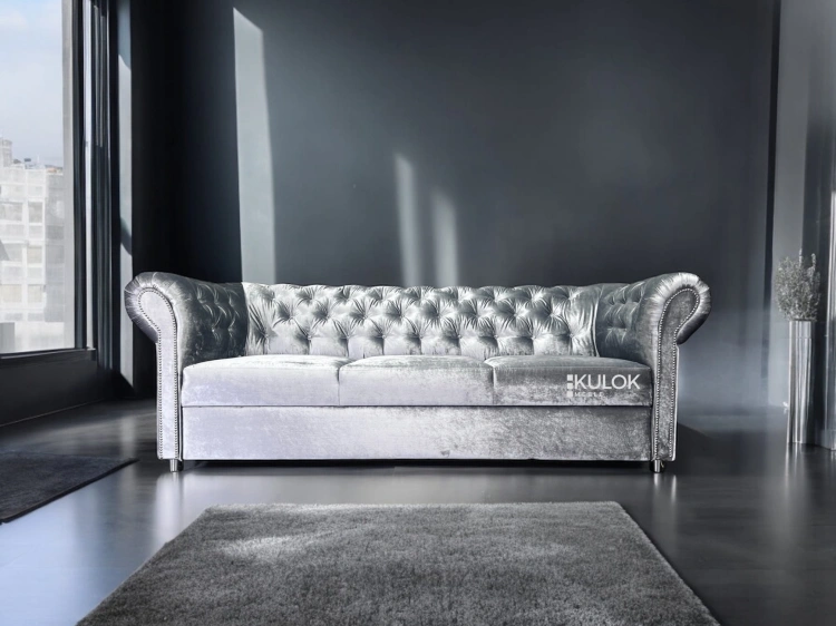 Luksusowa srebrna sofa glamour w stylu chesterfield