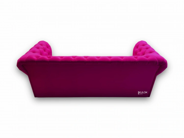 Różowa sofa tapicerowana w stylu glamour