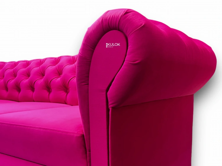 Designerska sofa różowa chesterfield do salonu
