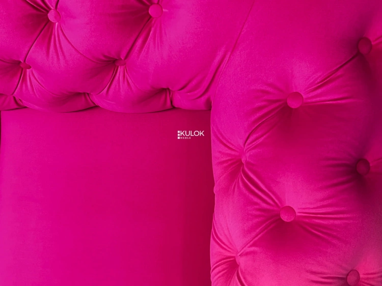 Różowa sofa 3 osobowa tapicerowana w stylu glamour